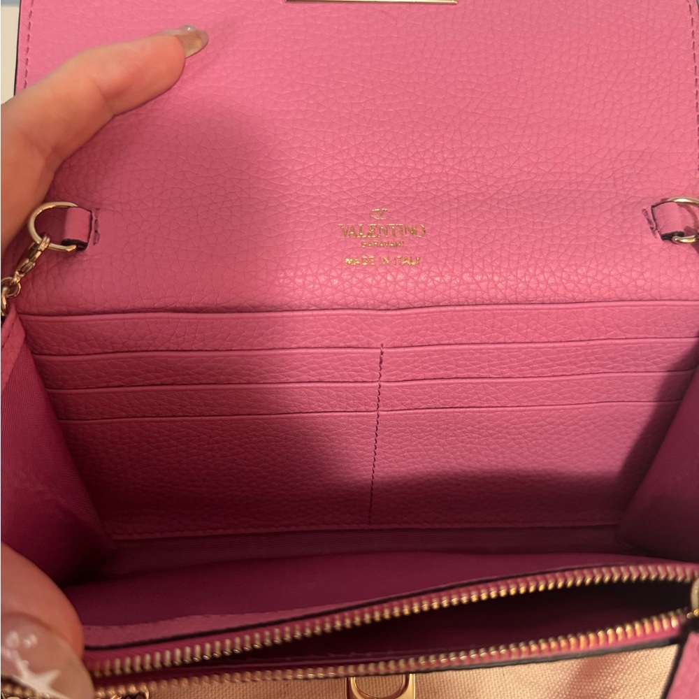Valentino Rockstud clutch in pink, pale gold hardware, pebbled calf leather. - Picture 4 of 11